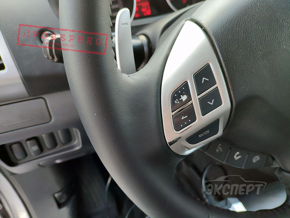 Затертые кнопки на руле Mitsubishi Outlander II